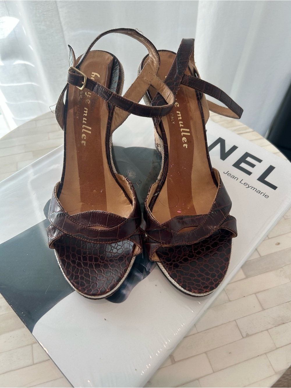 Hettye MuellerBrown Crocodile-Embossed Leather Heeled Sandals